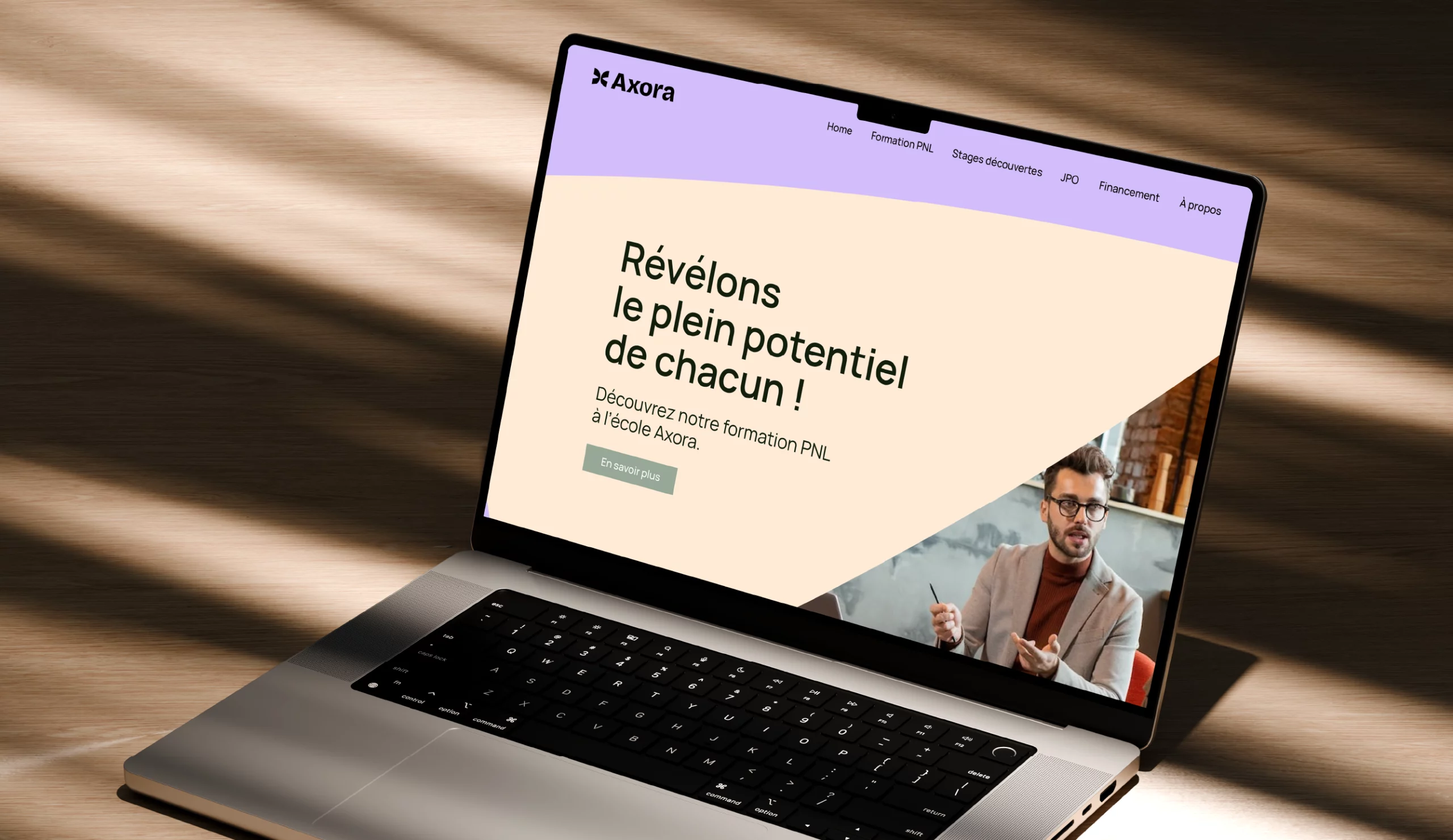 Branding créé par Oversour Studio, studio de branding à Paris et Caen
