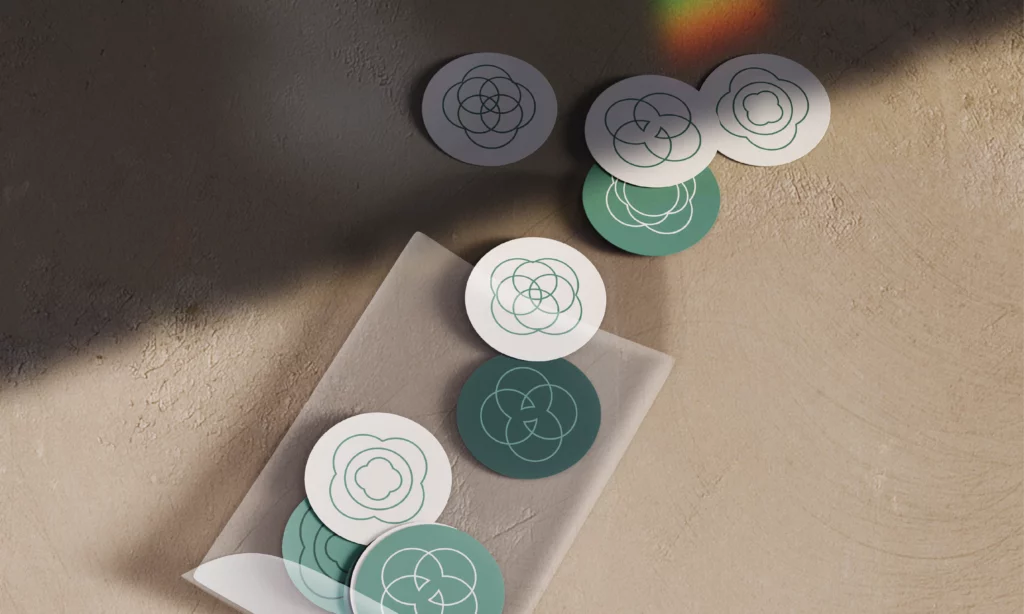 Branding créé par Oversour Studio, studio de branding à Paris et Caen