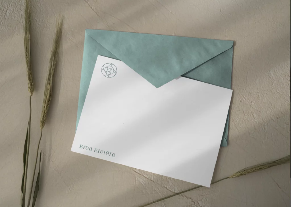 Branding créé par Oversour Studio, studio de branding à Paris et Caen